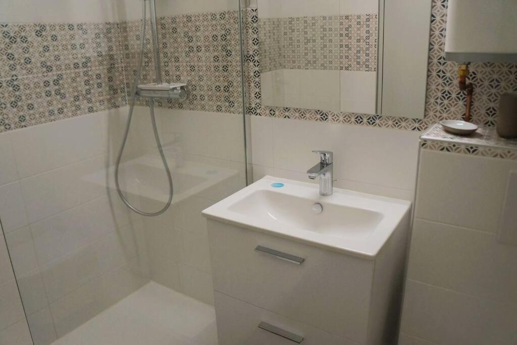 Studio Climatise Et Spacieux Situe Pres Des Parcs فيشي المظهر الخارجي الصورة